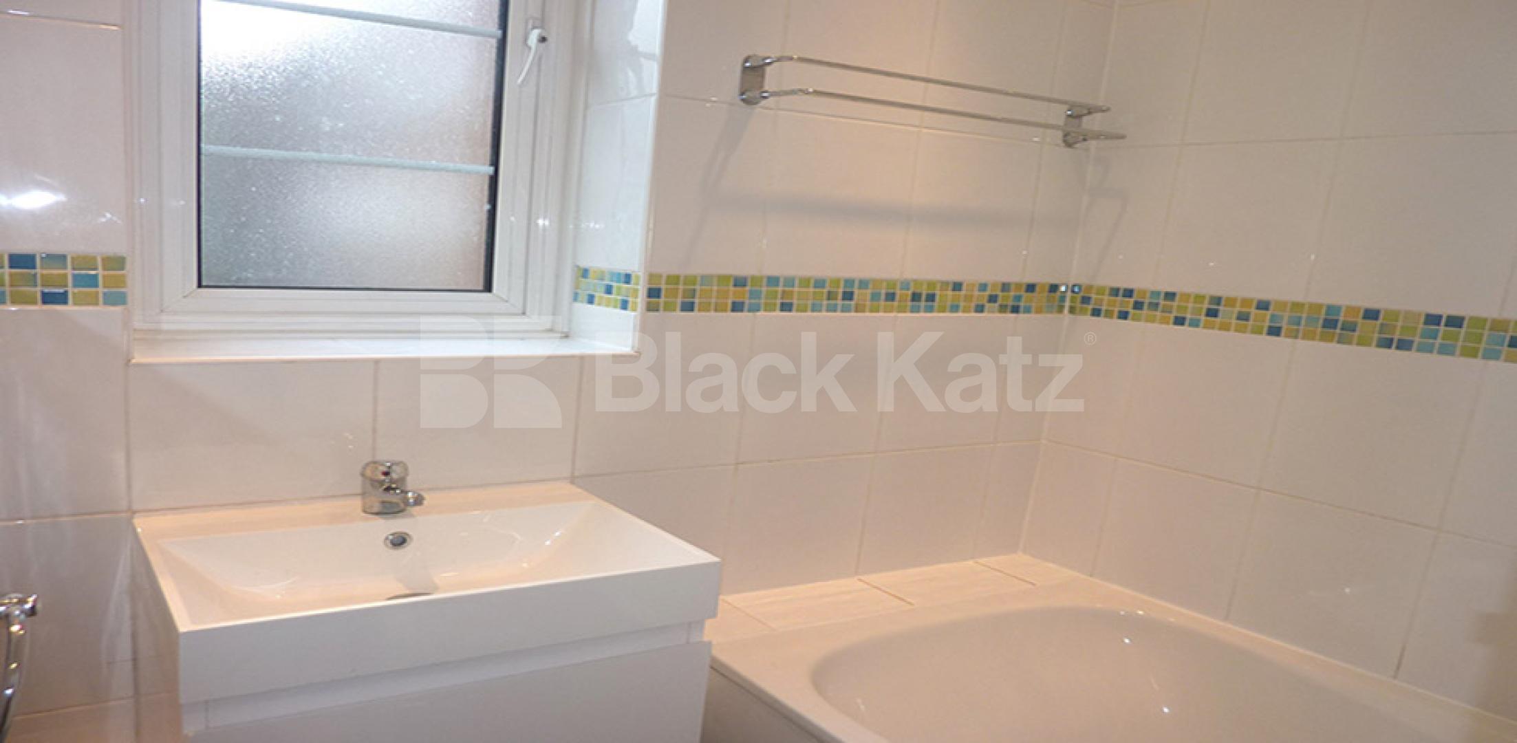 			FOUR DOUBLE BEDROOMS!!!, 4 Bedroom, 1 bath, 1 reception Flat			 Finchley Road, FINCHLEY ROAD